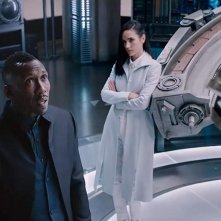 Alita - Angelo della battaglia: Jennifer Connelly e Mahershala Ali in una scena