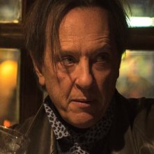 Copia originale: un primo piano per Richard E. Grant