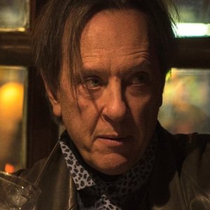 Copia originale: un primo piano per Richard E. Grant