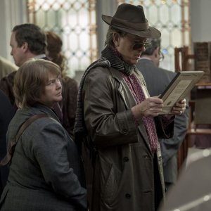 Copia originale: Richard E. Grant e Melissa McCarthy durante una scena del film