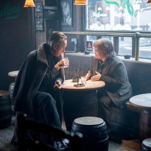 Copia originale: Melissa McCarthy insieme a Richard E. Grant in una scena