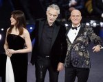 Sanremo 2019, Claudio Bisio e la gaffe con Bocelli: 'peggio di così...'