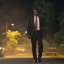 True Detective: Mahershala Ali in una scena di Hunters in the Dark