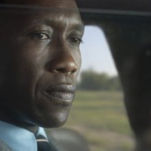 True Detective: un primo piano di Mahershala Ali nell'episodio Hunters in the Dark