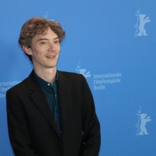 Berlino 2019: un sorridente Swann Arlaud al photocall di By the Grace of God