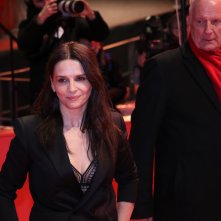 Berlino 2019: Juliette Binoche sul red carpet di By the Grace of God