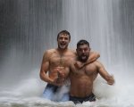 Zac Efron, sexy e senza maglietta nelle foto sotto una cascata!