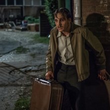 Il Mostro di St. Pauli: Un irriconoscibile Jonas Dassler in un'immagine del film di Fatih Akin