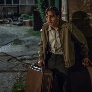 Il Mostro di St. Pauli: Un irriconoscibile Jonas Dassler in un'immagine del film di Fatih Akin