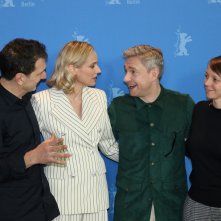 Berlino 2019: il cast sorridente al photocall di The Operative