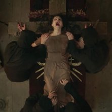 Crucifixion - Il male è stato invocato: una scena drammatica con Ada Lupu