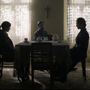 Crucifixion - Il male è stato invocato: Brittany Ashworth e Ivan Gonzalez in una scena