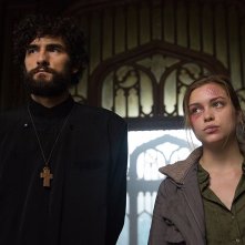 Crucifixion - Il male è stato invocato: Corneliu Ulici insieme a Sophie Cookson in una scena