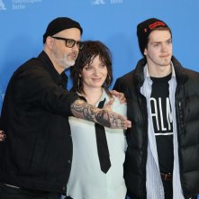 Berlino 2019: Denis Côté insieme al cast al photocall di Ghost Town Anthology