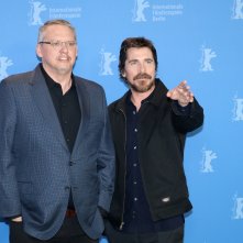 Berlino 2019: uno scatto di Adam McKay e Christian Bale al photocall di Vice - L'uomo nell'ombra