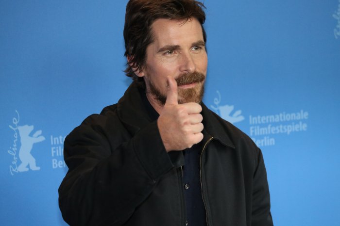 Christian Bale apre un villaggio per bambini in affido: 12 case per tenere unite le famiglie
