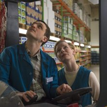 Un valzer tra gli scaffali: Sandra Hüller insieme a Franz Rogowski in una scena