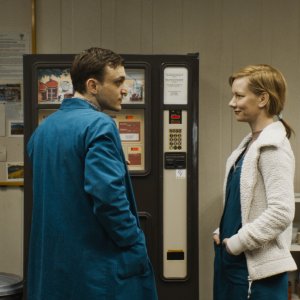 Un valzer tra gli scaffali: Sandra Hüller e Franz Rogowski in una scena