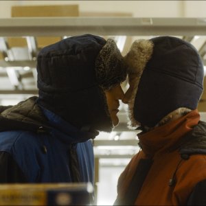 Un valzer tra gli scaffali: Sandra Hüller, Franz Rogowski in una scena romantica