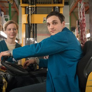 Un valzer tra gli scaffali: Sandra Hüller, Franz Rogowski in una scena