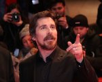 Christian Bale sul red carpet di Berlino 2019, tra battute e ritardi: foto e video