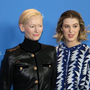 Berlino 2019: Honor Swinton Byrne insieme a Tilda Swinton al photocall di The Souvenir