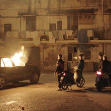 La paranza dei bambini: la gang guarda un'auto bruciare