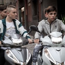 La paranza dei bambini: i protagonisti del film a cavallo dei loro veicoli di trasporto