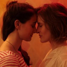 Mamma + Mamma: una scena romantica con Linda Caridi e Maria Roveran