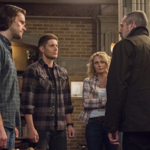Supernatural: la famigliw Winchester in una scena dell'episodio Lebanon