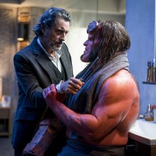Hellboy: Ian McShane, David Harbour in una scena