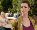 The Hustle: Anne Hathaway e Rebel Wilson sono due truffatrici nel trailer