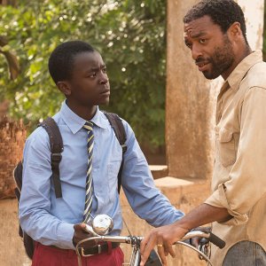 Il ragazzo che catturò il vento: Chiwetel Ejiofor, Maxwell Simba in una scena