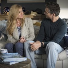 Dirty John:  Connie Britton insieme a Eric Bana in una scena