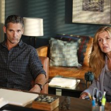 Dirty John: Eric Bana con Connie  Britton in una scena