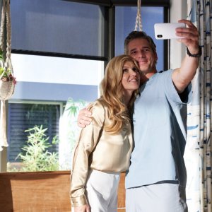 Dirty John: Eric Bana e Connie  Britton in una scena