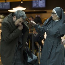 Modalità aereo: una sequenza del film con Paolo Ruffini