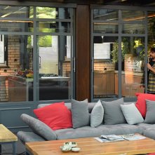 Modalità aereo: Paolo Ruffini insieme a Dino Abbrescia in una scena