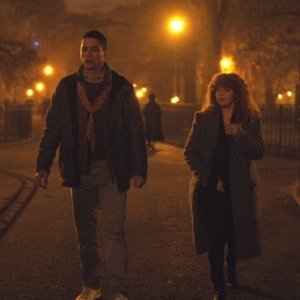 Russian Doll: Charlie Barnett e Natasha Lyonne nel finale di stagione, Ariadne