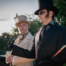 Good Omens: Michael Sheen e David Tennant in una scena della serie