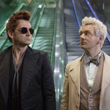 Good Omens: David Tennant insieme a Michael Sheen in una scena