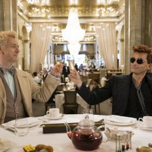 Good Omens: Michael Sheen con David Tennant durante una scena