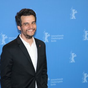 Berlino 2019: Wagner Moura sorridente al photocall di Marighella