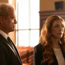 Proven Innocent: Rachelle Lefevre e Kelsey Grammer in una scena
