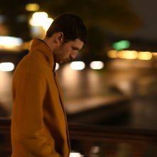 Synonyms: Tom Mercier in una scena del film