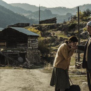 A Tale of Three Sisters: padre e figlia in una scena del film