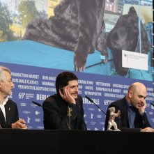 Berlino 2019: uno scatto di Roberto Saviano, Claudio Giovannesi e Maurizio Braucci alla conferenza di premiazione