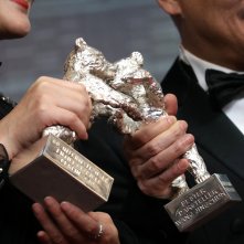 Berlino 2019: Yong Mei e Wang Jingchun tengono in mano i loro premi alla conferenza dei premiati