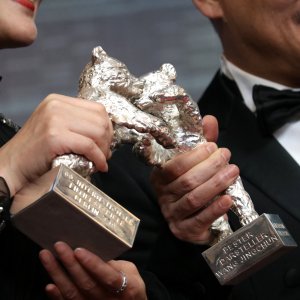 Berlino 2019: Yong Mei e Wang Jingchun tengono in mano i loro premi alla conferenza dei premiati