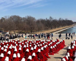 The Handmaid's Tale 3: le inquietanti foto delle riprese a Washington!